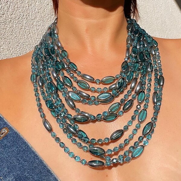 Sharra Pagano Milan 2000's- Superbe collier 10 rangs de perles de verre et cristal bleu turquoise et gris acier, fermoir argent- Ajustable