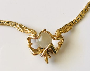 CHARLES JOURDAN 1980&#39;s - Magnífico collar de malla plana bañado en oro con 2 mujeres en el centro que llevan una bola de cristal - Diseño J. Snelling