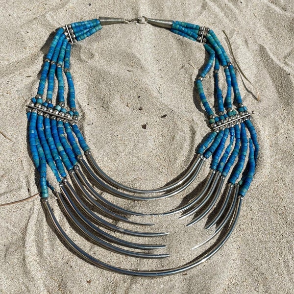 Collier d'inspiration ethnique, composé de 8 rangs de tubes de métal argenté et perle de pierre teintées bleu océan- Boho chic!