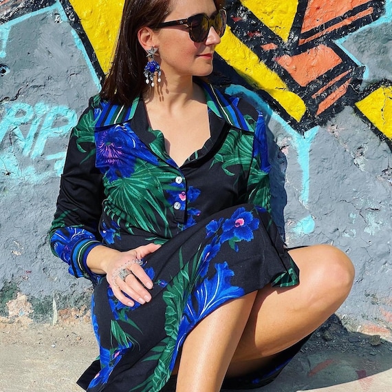 1970 s Robe chemise cintree fond noir imprime fleurs exotiques orchidees bleu Klein rose et violet et vert col et brodes de manche rayes Etsy France