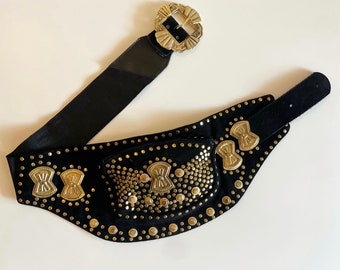 1980's - Wide black suede pouch belt decorated with studs and brass applique, adjustable to all sizes (from 72 to 95 cm)