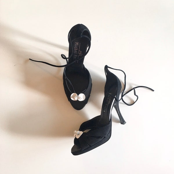 MICHEL PERRY- Superbes sandales à talons cambrure pin-up- Daim noir, décoration en métal émaillé blanc et strass- légère plateforme- chic!!