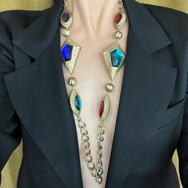 1980's- Imposant collier sautoir à à joyaux de résine colorée, on peut faire varier les couleurs en fonction de son humeur!