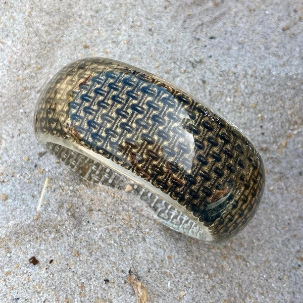 Sobral- Bangle bracelet in resin with black inclusions and gold braided effect, signed by the famous Brazilian designer! Chic and versatile