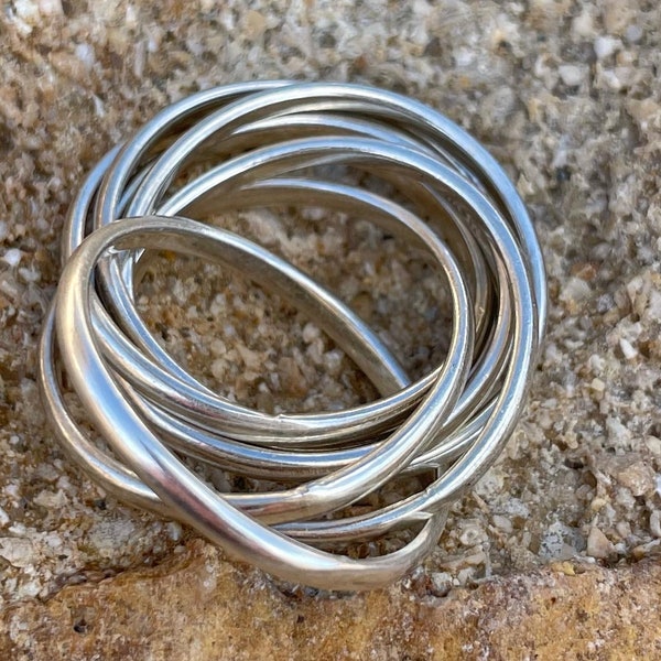 Bague semainier (7 anneaux) en argent sterling/ 925 (poinçons)- Toute en finesse et en élégance! Taille 55 FR/ 7.5 US/ Diam. 17,5 cm