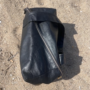 Vivienne Westwood London 2000's- Design asymétrique original pour ce grand sac en cuir grainé noir à porter à l'épaule!