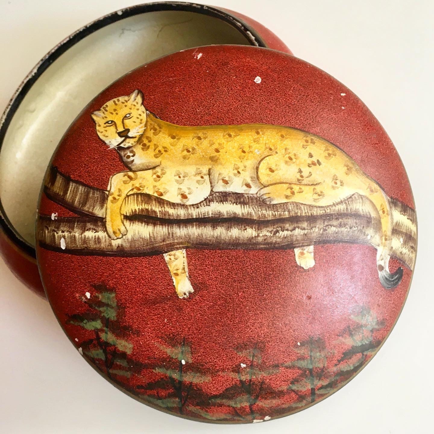 Circa 1930 - Grande Bonbonnière ou Boîte à Bijoux Ronde en Céramique Art Déco, Motif de Léopard Pein