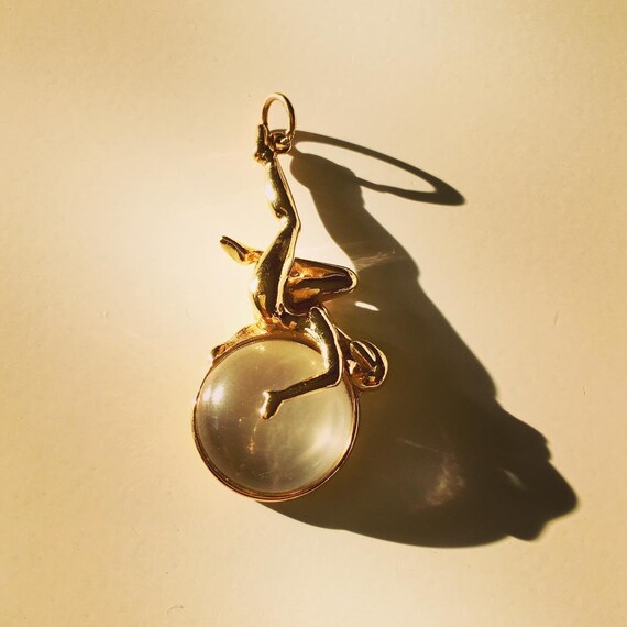 Gold-plated dying earrings Rares! Design by Julian Snelling 3 women hanging from a ring Charles Jourdan 1980/'s