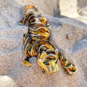 1980&#39;s - Impresionante broche de escultura de tigre / pantera / leopardo en bronce dorado esmaltado ocre, ojos de cristal verde - Alta Fantasía