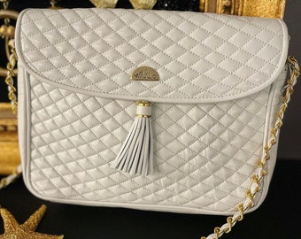 Warlo 1990's- White quilted leather handbag, gold chain shoulder strap and leather, leather pompom- Leather interior- Superb condition! Stylish!