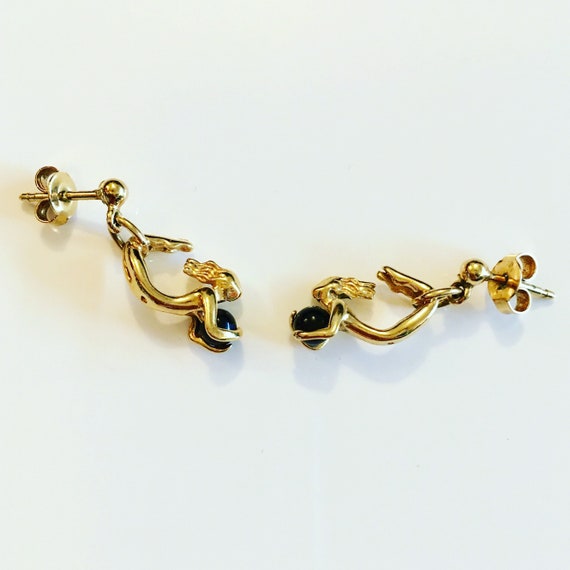 Gold-plated dying earrings Rares! Design by Julian Snelling 3 women hanging from a ring Charles Jourdan 1980/'s