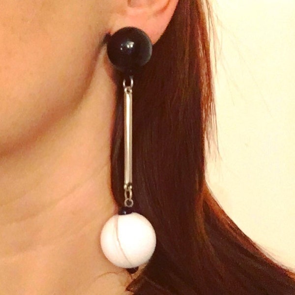 1960's- Imposantes boucles d'oreilles clips- Boules d'acrylique noir et blanc séparées d'une tige métallique- Modernistes et minimalistes