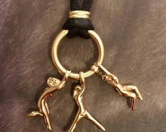 CHARLES JOURDAN por Julian Snelling Años 80 - Collar elaborado con un cordón de seda que sostiene un anillo bañado en oro con dijes de acróbata - ¡Magnífico!