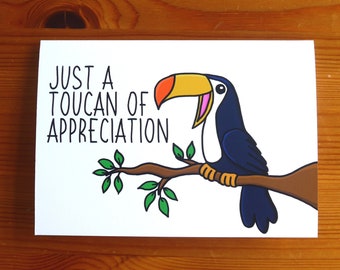 Puede incluir: Una tarjeta blanca con texto negro que dice "Just a toucan of appreciation". Un tucán de dibujos animados con un pico amarillo, punta naranja y cuerpo azul está posado en una rama marrón con hojas verdes.