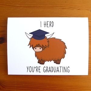 Tarjeta de graduación de vacas de las Tierras Altas 'I Herd You're Graduating' A6 – Tarjeta de graduación de juego de palabras, tarjeta de vaca escocesa, tarjeta de examen divertida, graduación universitaria