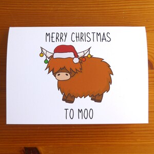 Highland Cow Christmas Pun Card „Merry Christmas to Moo” – świąteczna puszysta krowa, farmowa kartka świąteczna, szkocka kartka świąteczna Highland