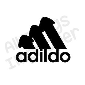 Könnte beinhalten: Schwarzweißes Logo mit drei sich überlappenden Dreiecken, die eine Bergform bilden. Das Wort "adildo" steht unter den Dreiecken.