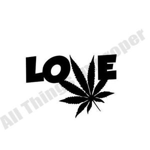 Può includere: Adesivo in bianco e nero con la parola "LOVE" e una foglia di marijuana.