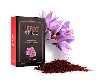 Könnte beinhalten: Eine schwarze und rote Schachtel mit Heray Spice Afghanistan Authentic Saffron, mit einer lila Blume und einem Haufen roter Safranfäden. Auf der Schachtel steht "HERAY SPICE" und "Net wt. 1 gram".