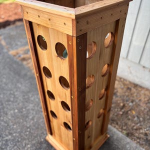 Handgjord vertikal kruka i västerländsk röd ceder