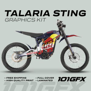 Può includere: Un kit grafico rosso, bianco e blu per una moto elettrica Talaria Sting. Il kit include il logo Red Bull e il testo "101GFX".