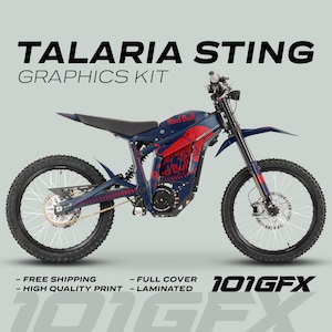 Op de afbeelding: Een blauwe en rode elektrische dirt bike met een Red Bull-logo aan de zijkant. De fiets heeft een zwart zadel en zwarte wielen. De tekst "TALARIA STING GRAPHICS KIT" staat bovenaan de afbeelding. De tekst "101GFX" staat onderaan de afbeelding.
