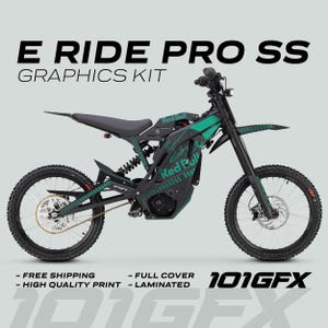 以下が含まれることがあります： レッドブルのブランドロゴが入った黒と緑の電気式ダートバイク用グラフィックキット。キットには、市松模様と「101GFX」のテキストが入ったフルカバーデザインが含まれています。