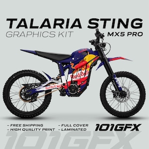 Könnte beinhalten: Ein blaues, rotes und gelbes Talaria Sting MX5 Pro Grafik-Kit. Das Kit zeigt das Red Bull Logo und den Text "TALARIA STING GRAPHICS KIT" und "MX5 PRO". Es ist für ein Motorrad konzipiert und enthält den Text "101GFX".