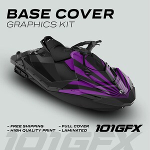 K&ouml;nnte beinhalten: Ein schwarz-violettes Jetski mit einem grafischen Design aus schwarzen und violetten Streifen. Das Jetski befindet sich auf einem wei&szlig;en Hintergrund. Der Text "BASE COVER GRAPHICS KIT" befindet sich oben im Bild. Der Text "101GFX" befindet sich unten im Bild.