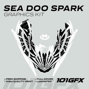 Puede incluir: Kit de dise&ntilde;o gr&aacute;fico en blanco y negro para una moto acu&aacute;tica Sea-Doo Spark. El dise&ntilde;o presenta un patr&oacute;n de onda estilizado con el logotipo de Sea-Doo repetido en toda la superficie. El kit incluye una cubierta completa y est&aacute; laminado para mayor durabilidad. 101GFX.