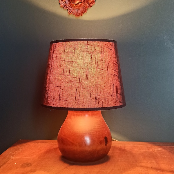 Lampe de table en bois tourné et abat jour en tissu noir/turned wooden lamp
