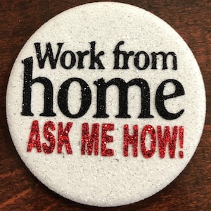 Puede incluir: Botón redondo blanco con texto en purpurina negra que dice "Work from home ASK ME HOW!" El texto "ASK ME HOW!" está en purpurina roja.