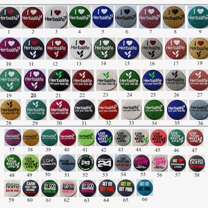 Puede incluir: Una colección de 66 botones redondos, coloridos y brillantes con varios lemas y logotipos. Los botones presentan una variedad de diseños, incluyendo corazones, hojas y texto. Los botones están dispuestos en filas y columnas sobre un fondo blanco.