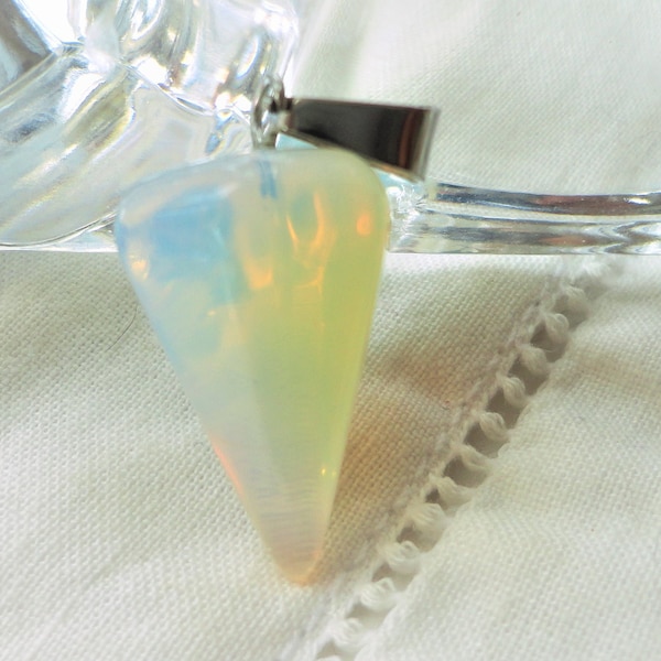 pendentif pendule pierre opalite, pendentif protection, perle, cône, facette, opale,