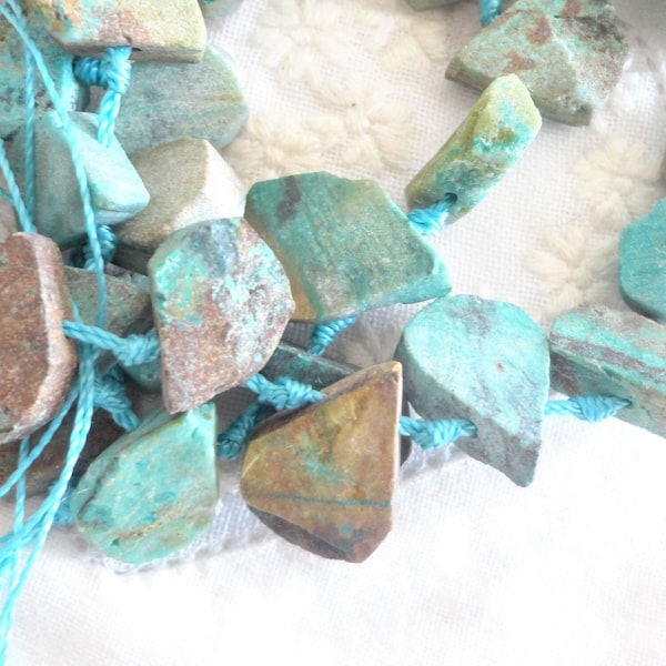 turquoise naturelle brute, pierre triangle perle de turquoise, charm, pendentif, chakra