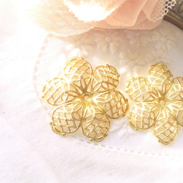 estampe filigrane dorée, coupelle fleu, co,necteur fleur, baroque, france, bijoux