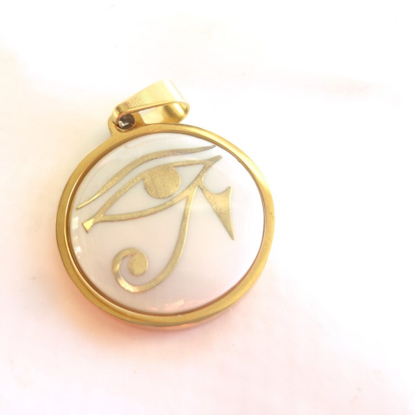 pendentif rond nacre, bijoux protection, pendentif Horus, nacre et acier,