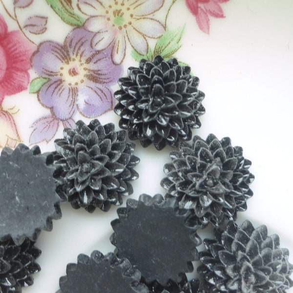 cabochon fleur noire, dahlia noire, rond plat, embellissement fleur, support 15 mm, support rond, x 10, florale, cabochon, charme, breloque