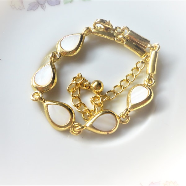 bracelet perle de nacre, bracelet perle de coquillage, bijoux bohème, idée cadeau, fille et femme, connecteur ovale, connecteur en nacre,