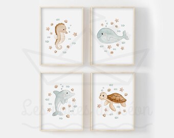 Set med fyra akvarellmålade väggposters med marint tema för barnrum, med havsdjur: delfin, sjöhäst, val och sköldpadda.