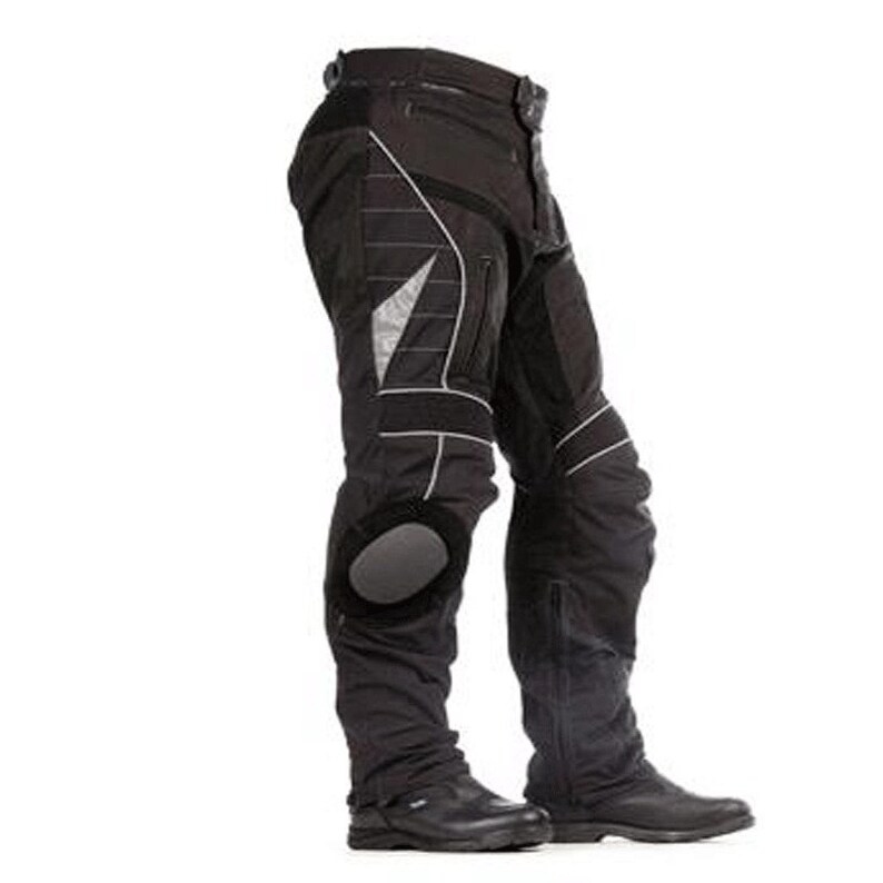 Puede incluir: Pantalones de moto negros con detalles reflectantes y rodilleras.
