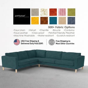 Op de afbeelding: Een blauwgroene hoekbank met lichtgekleurde houten poten. Boven de bank staat de tekst 500+ Fabric Options, met materialen zoals imitatie linnen, fluweel, chenille, bouclé, corduroy, imitatieleer en diervriendelijke kunstlederen eigenschappen.