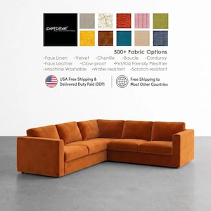 Peut inclure: Un canapé d'angle en forme de L recouvert d'un tissu orange brûlé uni. Au-dessus du canapé, un graphique affiche le nom de marque petbitat, une grille de 12 échantillons de tissu de différentes couleurs et textures, et du texte listant 500+ options.