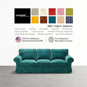 Könnte beinhalten: Ein Dreisitzer-Sofa mit türkisfarbenem Stoffbezug, abgerundeten Armlehnen und einem bodenlangen Volant. Über dem Sofa zeigt ein Raster zehn Stoffmuster in verschiedenen Farben und Texturen sowie Text mit über 500 Stoffoptionen und Merkmalen.