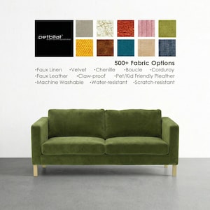 Puede incluir: Un sofá verde de terciopelo con patas de madera clara. La imagen incluye una paleta de colores de opciones de tela y el texto "500+ Fabric Options". Incluye lino sintético, terciopelo, chenilla, bouclé y pana.
