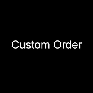 Könnte beinhalten: Weißer Text "Custom Order" auf schwarzem Hintergrund. Der Text ist zentriert und in einer klaren, serifenlosen Schriftart gehalten. Das Bild ist eine einfache Grafik, die für eine Vielzahl von E-Commerce-Anwendungen geeignet ist.