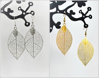 Boucles d'oreille dorées ou argentées au choix, en formes de feuilles, à estampes légères. Accessoire femme ou fille. Crochets or ou argent.