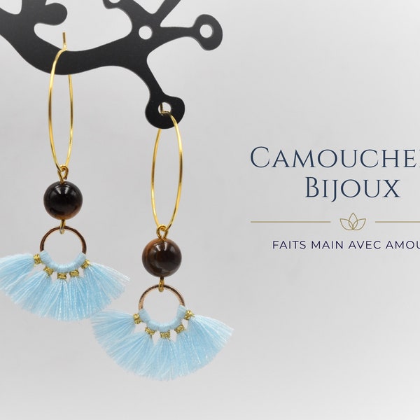 Goldene Ohrringe, blaue Pompons und Tigerauge Perle. Weibliches Accessoire. Ein Geschenk für sie. Bijou Boho.