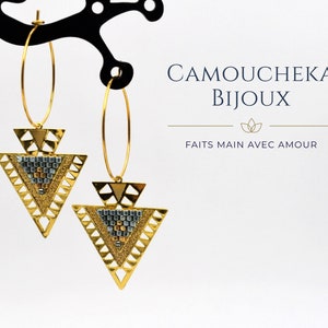Miyuki parel oorbellen en gouden metalen print. Etnische en minimalistische krullen. Gouden ringen en miyuki. Dames accessoire