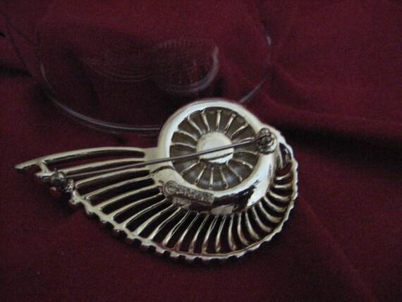 Sarah Coventry Cabochon Pearl Flight Wing Brooch - image 3